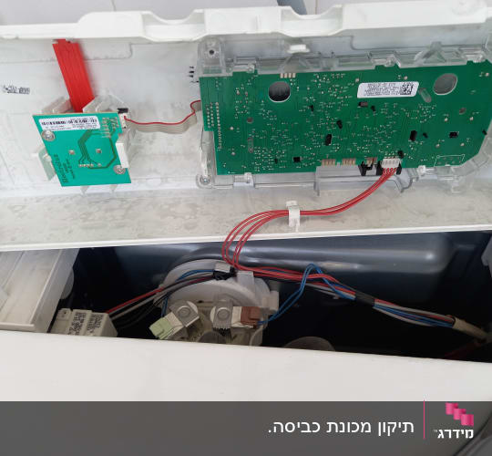 לוח מעגלים חשמלי עם חוטים אדומים וכחולים